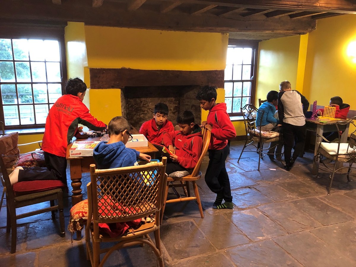 HallfieldSchool's tweet photo. It's a sunny but cold start to Y4RN's trip in the Brecon Beacons; here are just a few pictures of the morning's activities before venturing outside! @BreconBeaconsNP
#HallfieldSchool #ActivityTrip #Teamwork #LearningThroughTeamwork #BreconBeacons https://t.co/CZRuxIPLTC