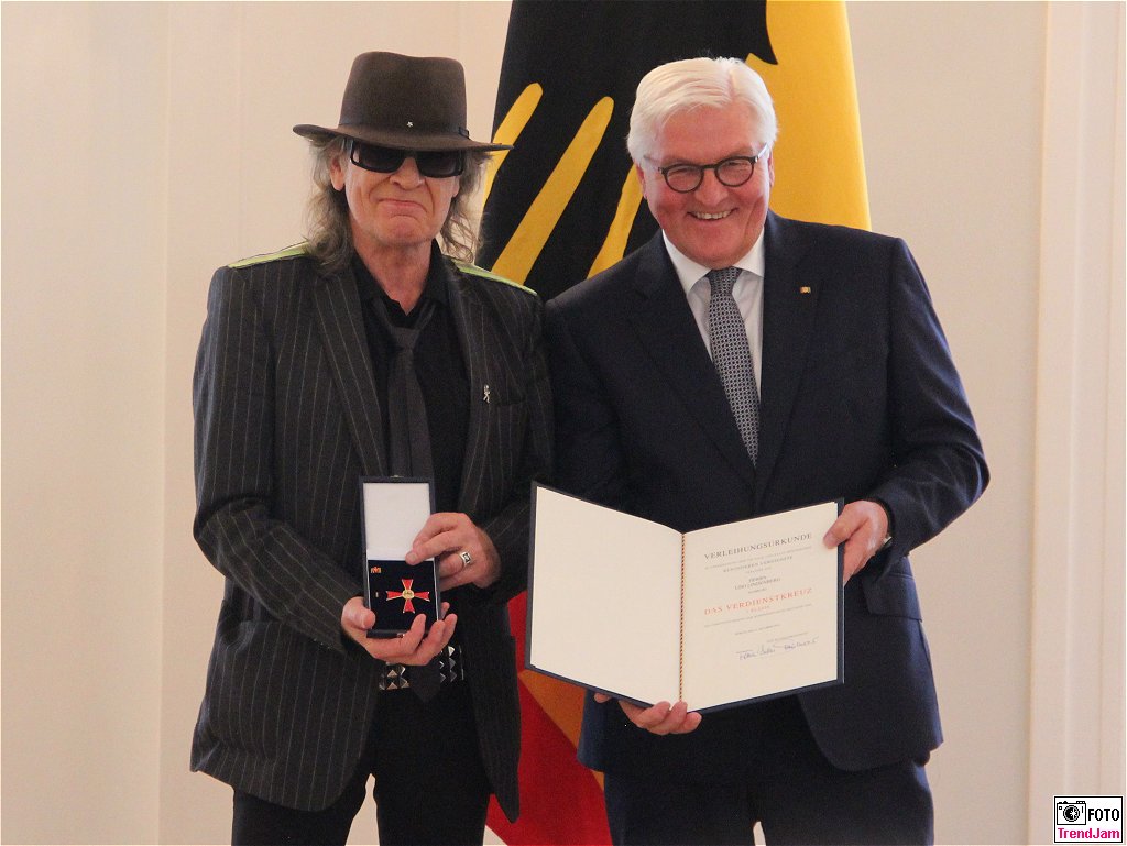 TrendJam_de's tweet photo. #Schloss #Bellevue war heute #Panikzentrale: BPr #Steinmeier: "Hinterm #Horizont geht's weiter..." #Bundesverdienstorden für den #Panikpräsidenten: @UdoLindenberg https://t.co/B1UTUfF0y0