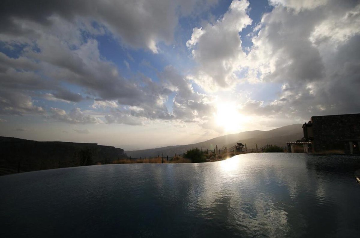 alila_jabal's tweet photo. Take a plunge, swim to the edge, and watch the sun set in the distance. 

Picture courtesy: @jesuislapolice

#Oman #BeautifulDestinations #AlilaJabalAkhdar #Luxury #Travel #LuxuryHotel #JabalAkhdar #BeautyHasAnAddress #ExperienceOman #Swim #Poolsoftheworld #pool #nature https://t.co/Exhz70Fdjm
