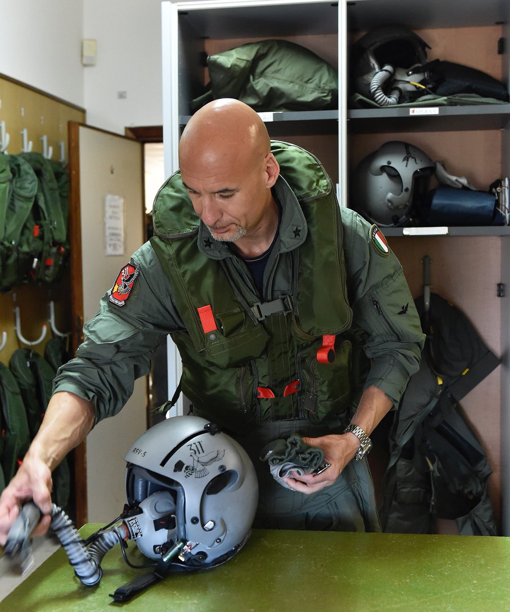 ItalianAirForce's tweet image. A Luca #Parmitano, Colonnello dell’#AeronauticaMilitare e Comandante della ISS, gli auguri del #CSMA Gen. Alberto Rosso: ‘Oggi uno di noi, l’astronauta Luca Parmitano, raggiunge uno storico traguardo, diventare il primo comandante italiano della Stazione Spaziale Internazionale.