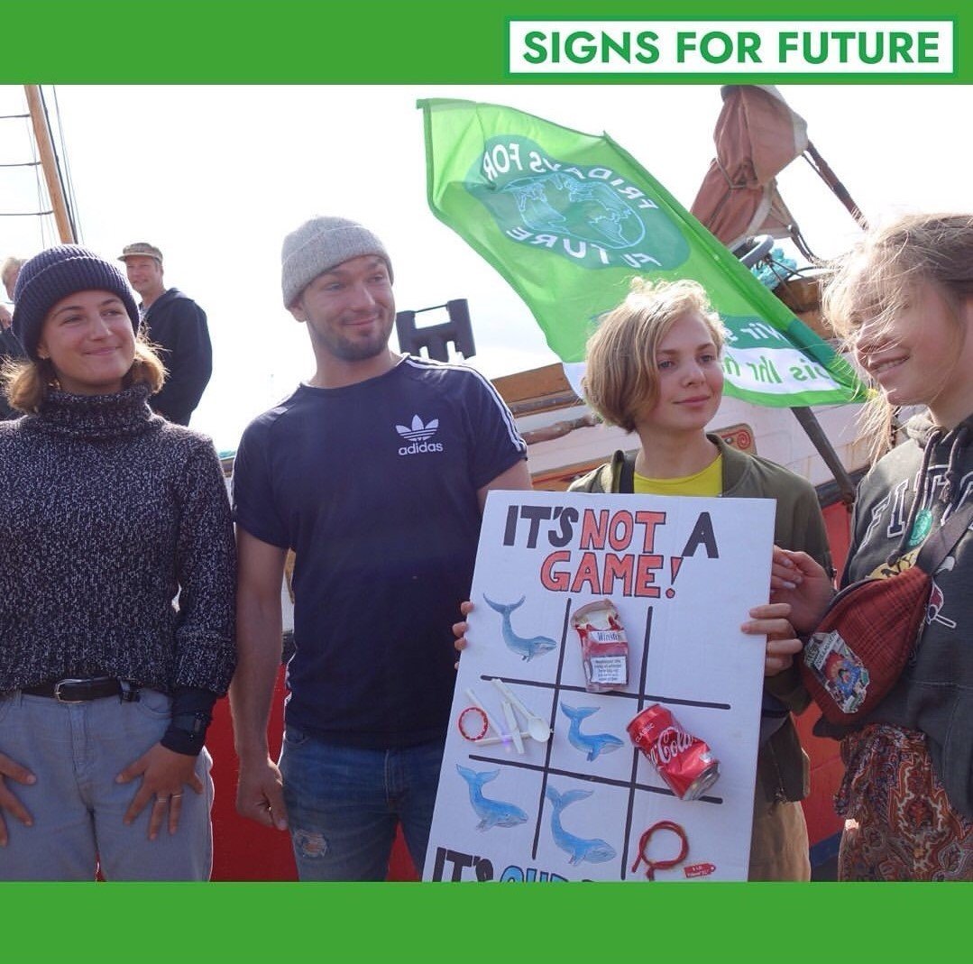SignsForFuture's tweet photo. Dank an die Crew der "Dagmar Aaen": @ArvedFuchs hat mit Ulfar, Sigga Sverrisdottir, Lena Muley & Mario Weise auf dem Weg in die Arktis im Norden Islands ein #SignsForFuture gestaltet!
Die Übergabe im Hafen wurde im @heutejournal gezeigt: https://t.co/N6v5WIjFN2
#FridaysForFuture https://t.co/y306qUhBqQ