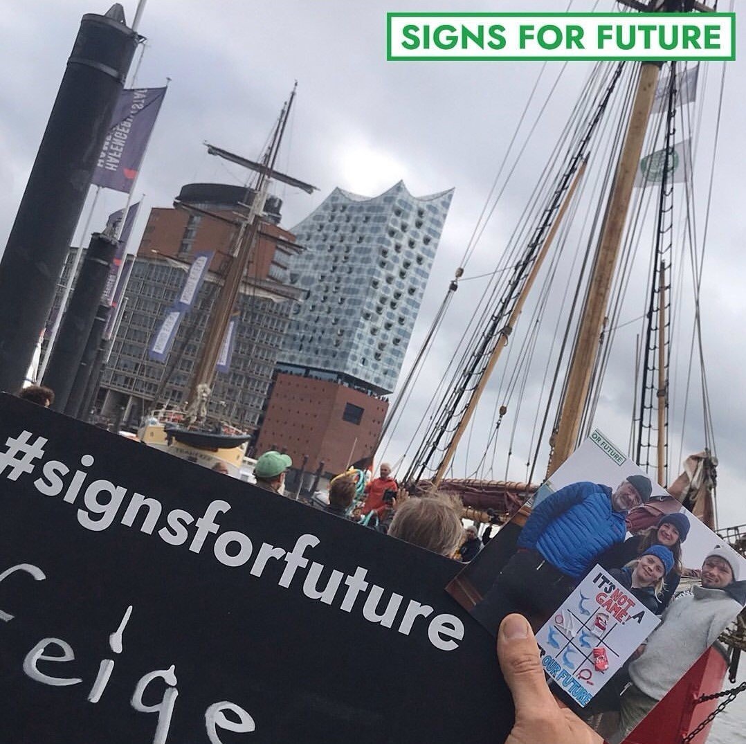 SignsForFuture's tweet photo. Dank an die Crew der "Dagmar Aaen": @ArvedFuchs hat mit Ulfar, Sigga Sverrisdottir, Lena Muley & Mario Weise auf dem Weg in die Arktis im Norden Islands ein #SignsForFuture gestaltet!
Die Übergabe im Hafen wurde im @heutejournal gezeigt: https://t.co/N6v5WIjFN2
#FridaysForFuture https://t.co/y306qUhBqQ