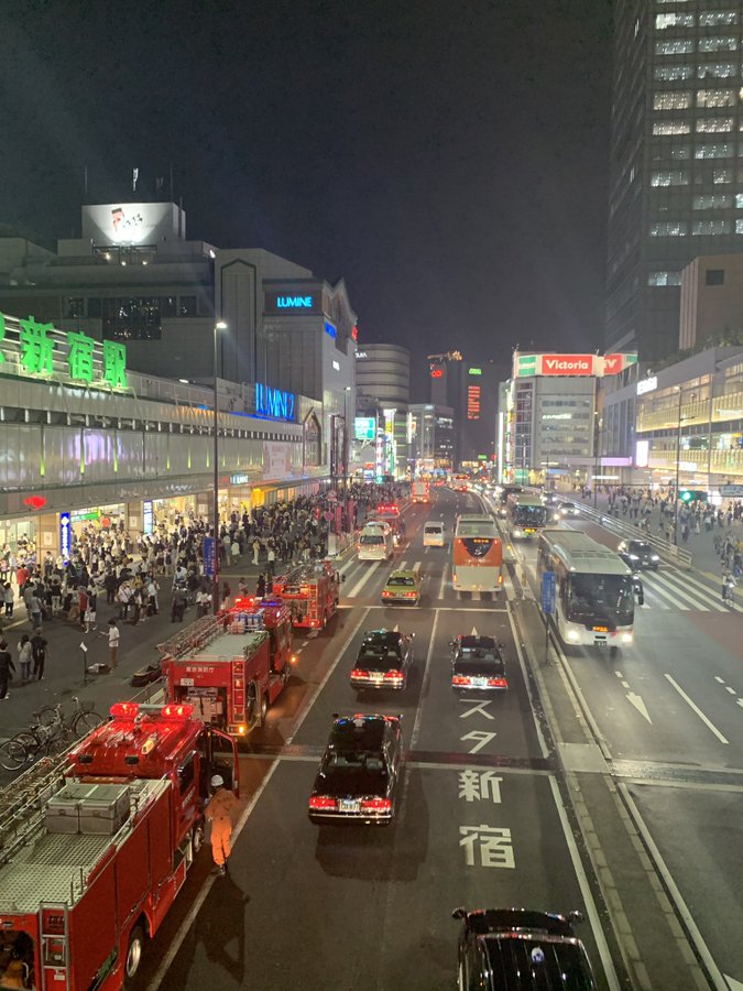 新宿駅に大量の緊急車両が集結している画像