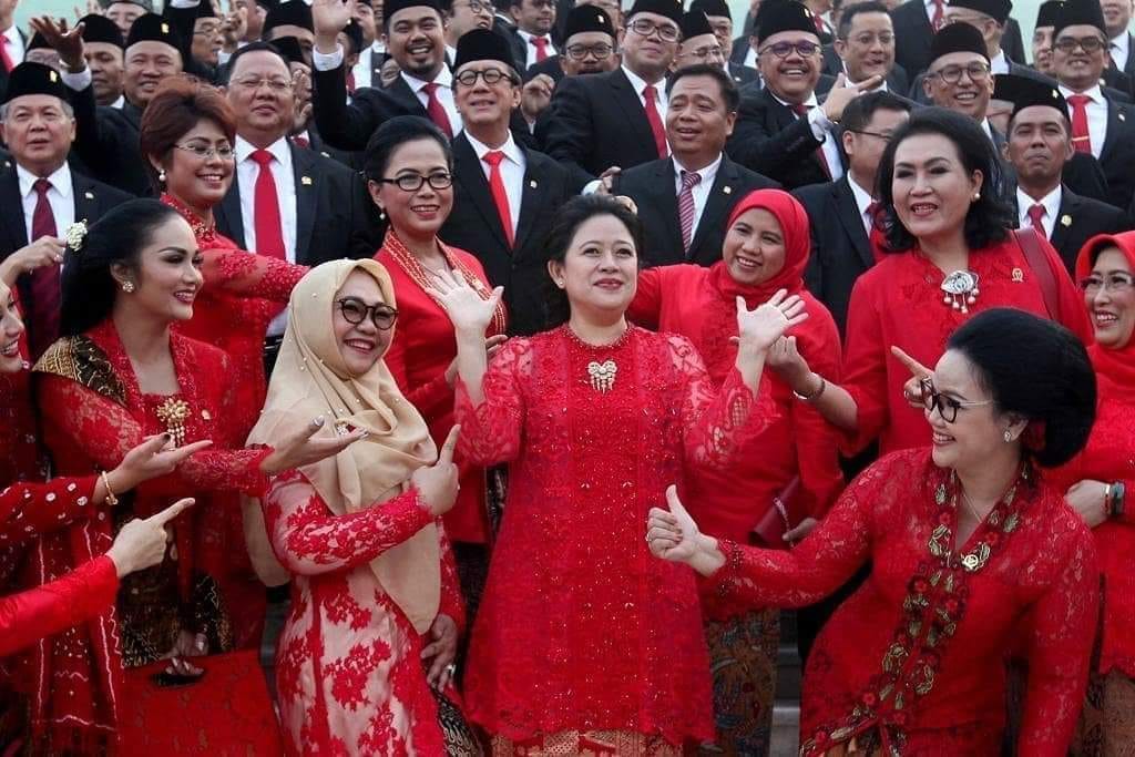 Kanseulir's tweet photo. Puan Maharani di Lantik jd Ketua DPR RI 2019-2024.

Rakyat : "Puan itu siapa ya?"
Puan : "Saya Mantan Mentri Koordinator bidang pembangunan manusia dan kebudayaan"
Rakyat : "Prestasinya apa ya?"
Puan : "Gw Cucu Presiden no 1, Anak Presiden no 5, Sahabatnya Presiden no 7

Oh...😂 https://t.co/q3QVFYRXmM