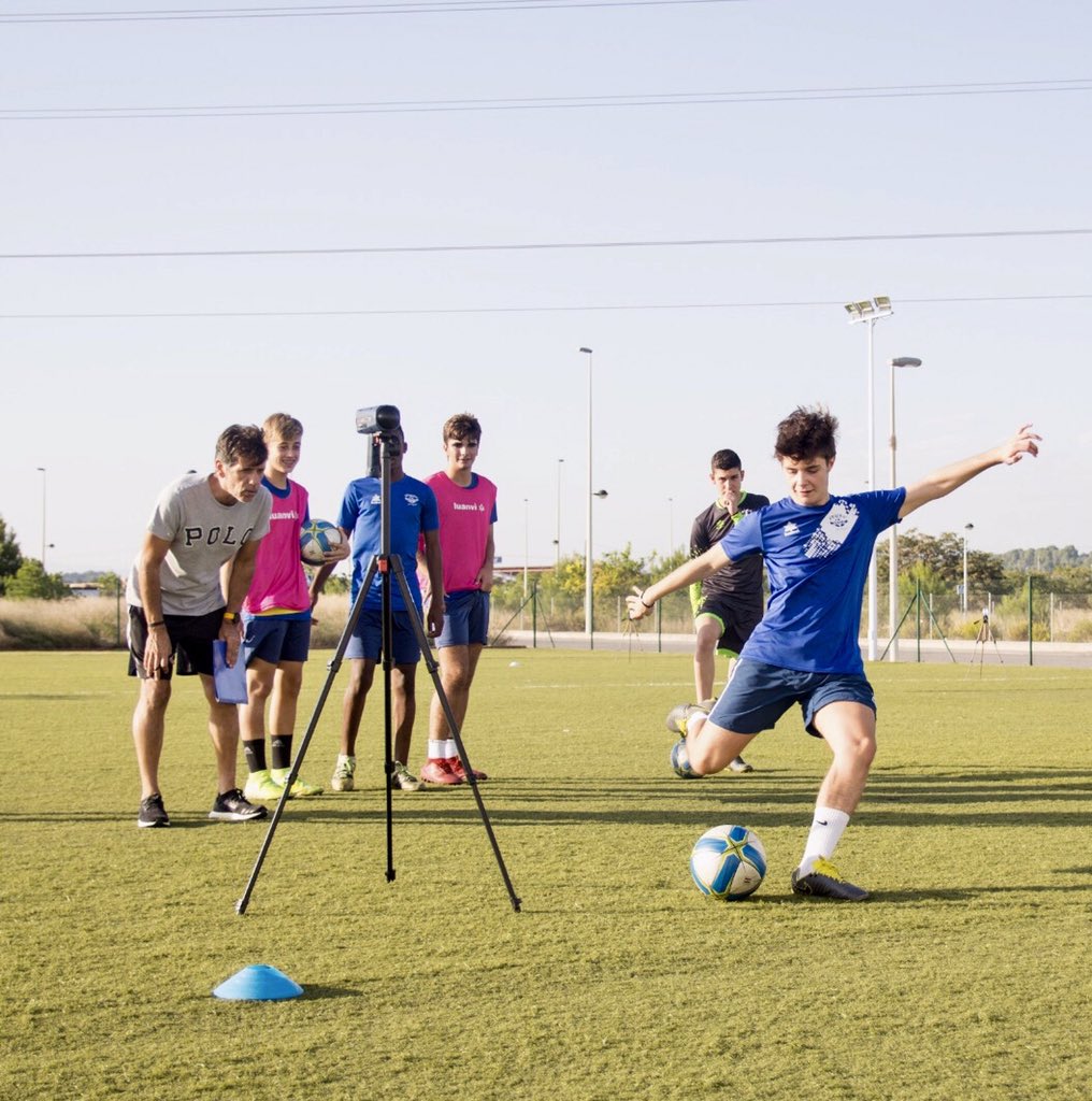 CFCRACKS's tweet photo. Tras el control de talla y peso, comenzamos con  las pruebas físicas para todos los equipos de F11 @CFCRACKS. Velocidad, potencia de tiro y salto serán valorados por los preparadores físicos profesionales Miguel Peiró, Domingo Palacios y Agustin Larre @pilota_3_0 @golsmediasports https://t.co/jjcPoZx4Eu