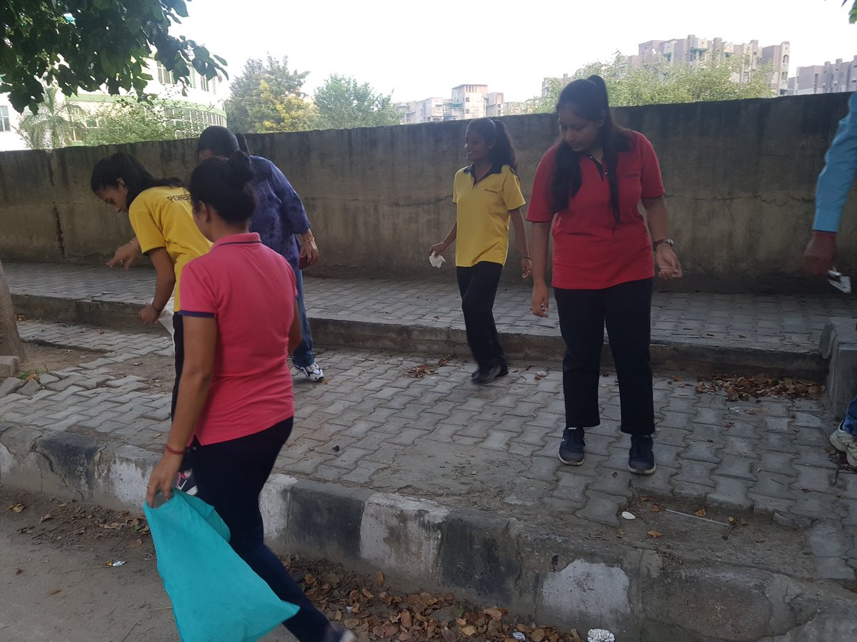 JollyJagriti's tweet photo. #FitIndiaPlogRun #SwachhBharat #PlasticFreeIndia #DelhiGovtSchool #communityforacause
@soedwarka
Join hands and you create a community
Students, teachers and parents come together against #onetimeuseplastic
Tribute to the MAHATMA..on his 150th anniversary https://t.co/XFY9uAcb0w