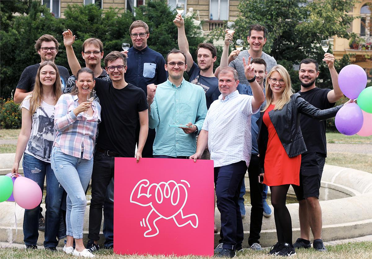 Oslavili jsme první narozeniny! 🎉🍰🍾 Za tu dobu jsme párkrát zůstali v práci přes noc, vypili několik tisíc šálků kávy a naučili se hodně nového (hlavně náš šéf Jindra). Každému zákazníkovi jsme navíc za každý čtvtrok vrátili v průměru 500 Kč za zdravý životní styl.