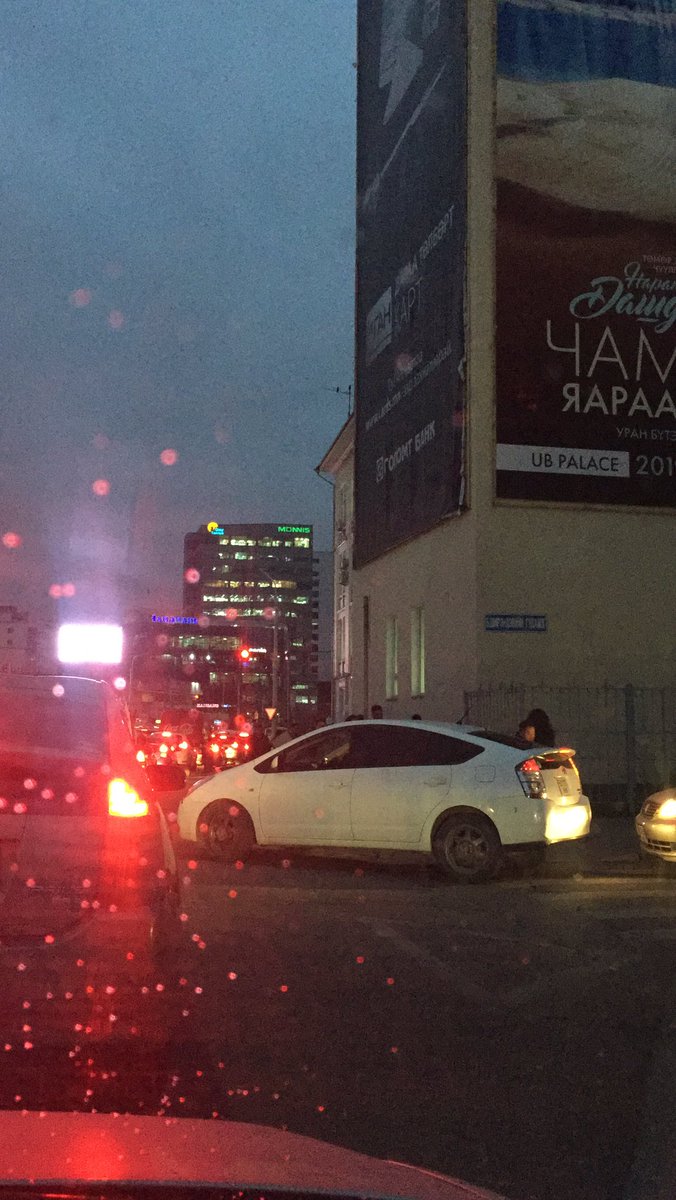 300 м замыг 30 гаруй минут. Уг нь бол 4 замын уулзвар юмсан гэтэл 01 явдаг гурван замын уулзвар болчиж новш юмаа. Энэ замыг сонгосон жолоочийн буруу биш байлтай