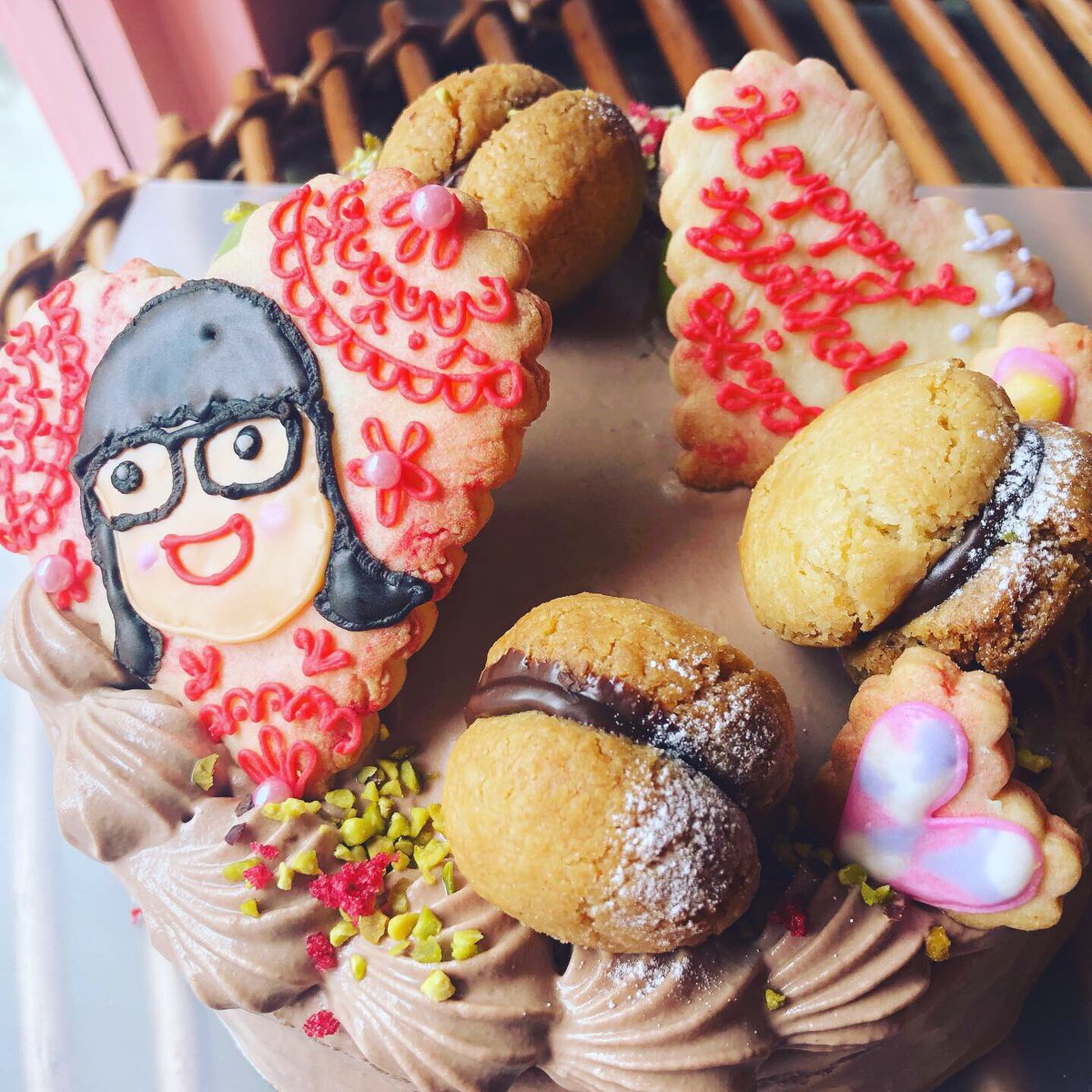 Ryoko オーダーメイド 誕生日ケーキをシャインマスカットのイタリアンショコラショートケーキでお作りさせて頂きました パティスリー カフェ ルサブロンバイリョウコ 似顔絵 アイシングクッキー 誕生日ケーキ バースデーケーキ イタリアン