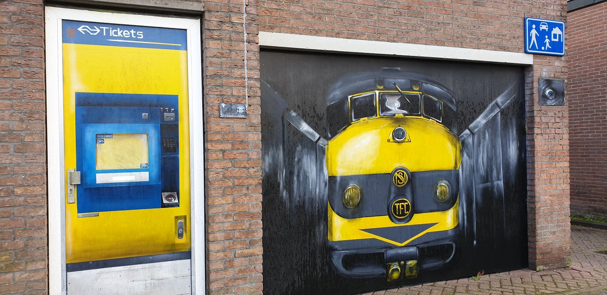 versinge's tweet photo. Gespot in Leeuwarden (bij De Schrans). #NS #garagedeur #voordeur #kunst #trein #kaartjesautomaat https://t.co/R3QNIhSXvN
