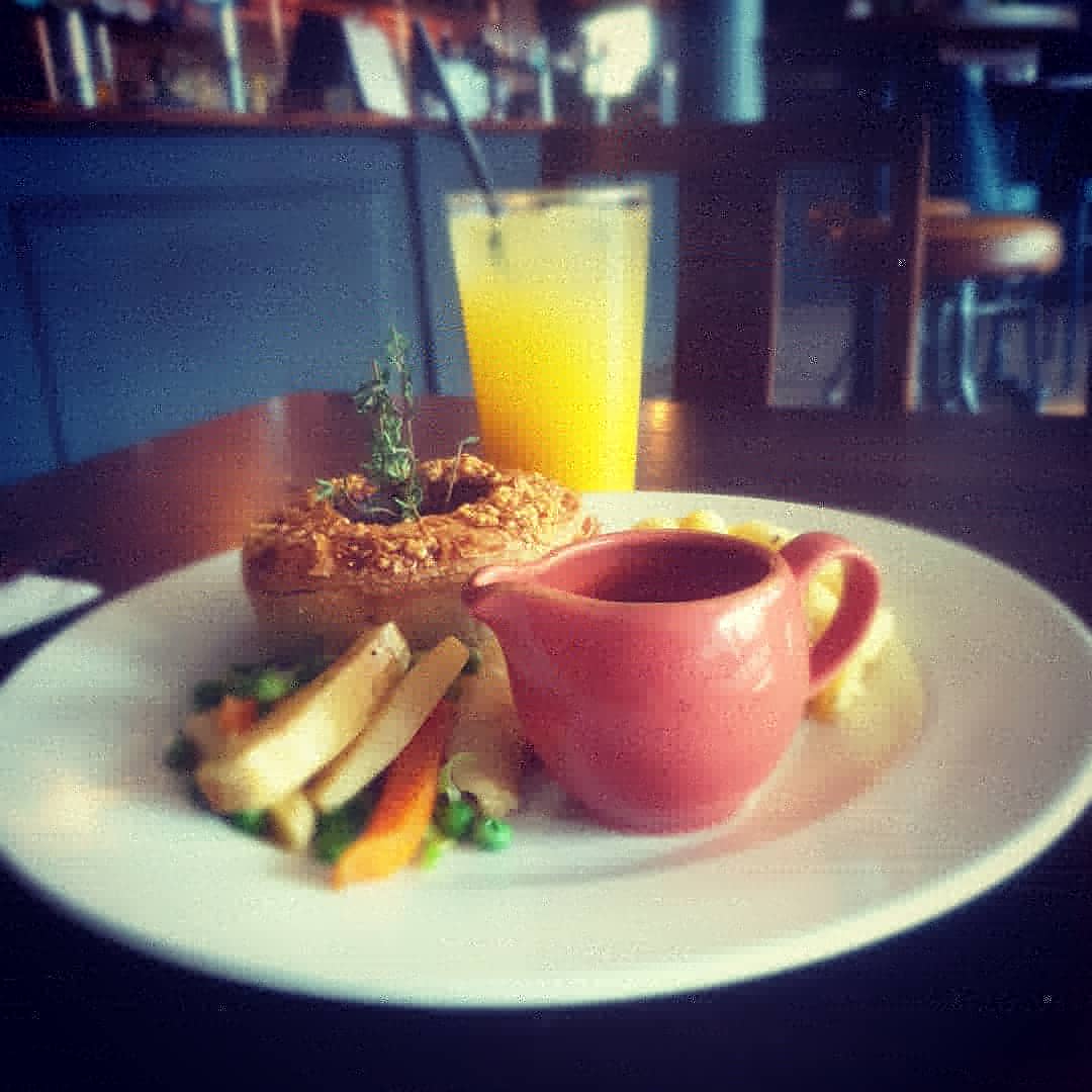 SunSW4's tweet image. Its officially Autumn and the cold nights and frosty mornings are here to stay so we got something that will be sure to keep you warm. Steak and cheddar pie with a choice of chips or mash with a lovely jus #thesunclapham #photo_gheneticz  #pubgrub #autumnfalls