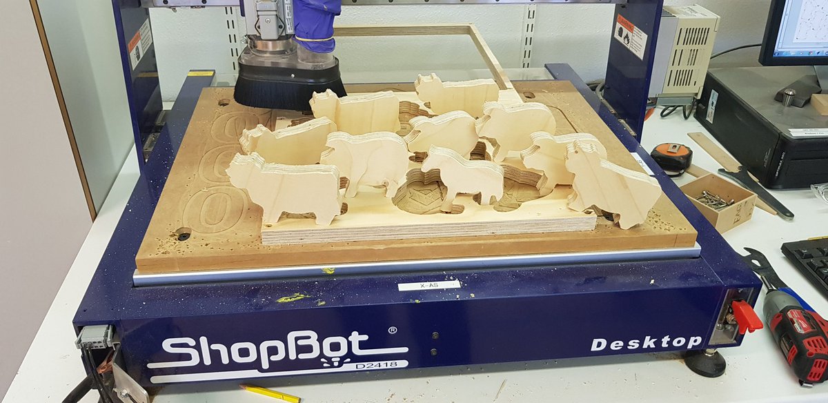 Þetta er eins og dýragarður hérna. #menntaspjall #GRVeyjar #Smidastofan #ShopBot