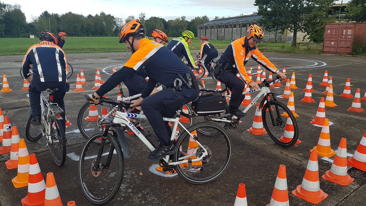 bikepatrolbe's tweet photo. Dag 5 #basisopleiding #fietsteam #politie #campusvesta #vaardigheidsparcours
Na de stadstoer opnieuw wat vertrouwen tanken in een gecontroleerde omgeving om later beter voorbereid te zijn op de job met de #dienstfiets 👊🏻 https://t.co/aTib7WK5qg