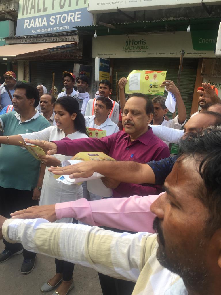 NorthDMCSwachh's tweet photo. Across all zones, across all wards, honble councillors, North DMC officers and personnel, students, and residents came together to pledge against the use of #SingleUsePlastic and to perform #shramdaan #noplastic #PlasticfreeIndia #swachhsarvekshan https://t.co/jtkN3vMROZ