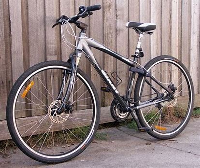 KeeleUniPolice's tweet photo. Are you using your bike🚲to get around @KeeleUniversity campus quickly? It is important that you #LockItOrLoseIt 

Check out our tips here: 👇 
https://t.co/CRW1ypdZ3P

#StudentLife @KeeleSU https://t.co/iNt7iQf1aE