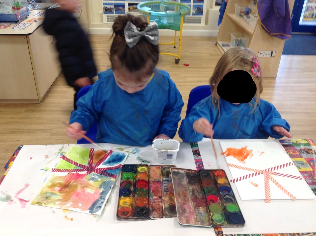 SFX_Balby's tweet image. Every child is an artist!

Nursery have been exploring water colour paints today. 
What fantastic art work they have created! It looks amazing in our water area. 

#eyfs #exploringmedia #waterarea #markmaking #eyfsart #watercolours