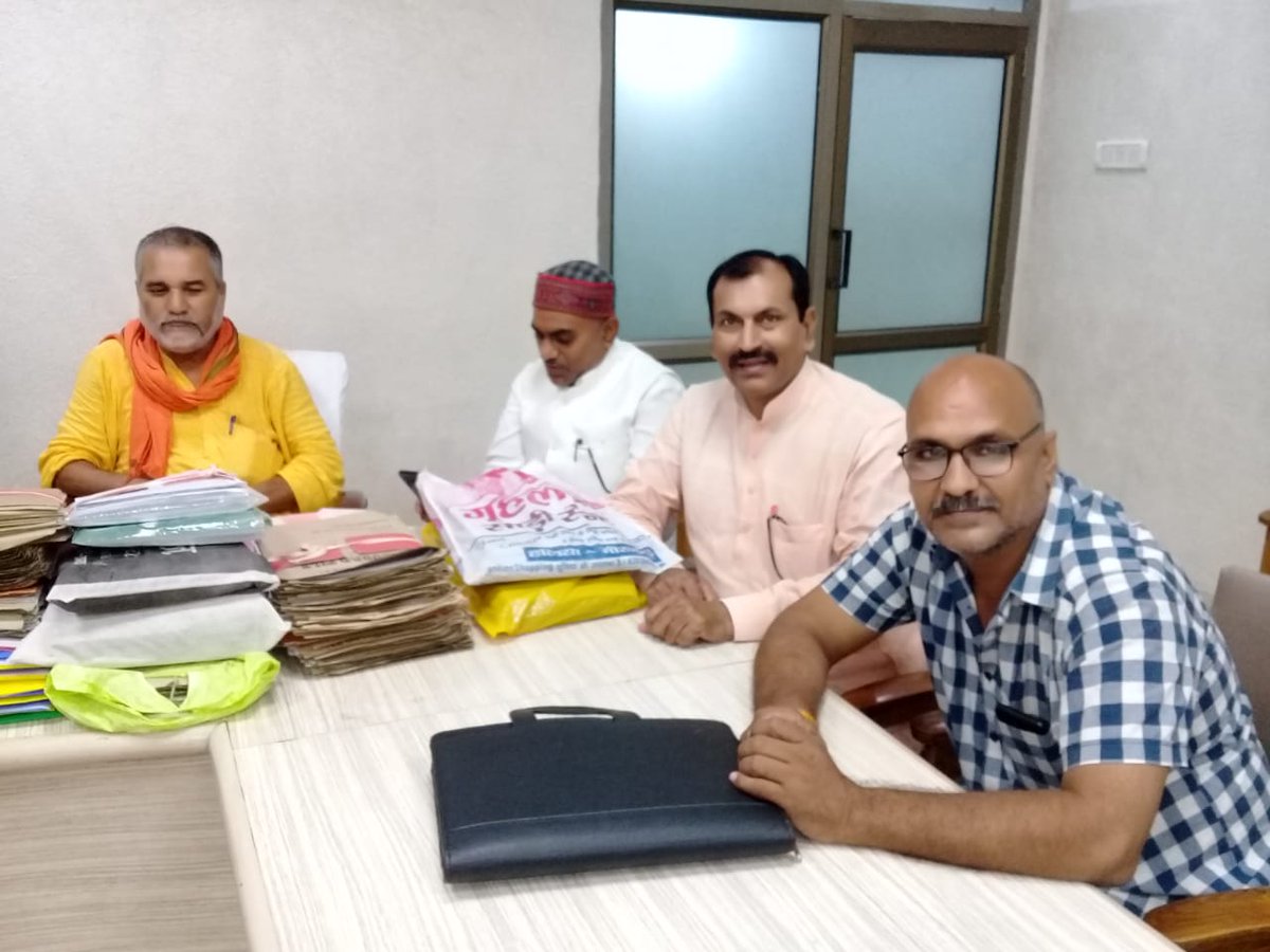 DPTiwariBJP's tweet photo. दिनांक 01/10/2019 को यमुनापार (प्रयागराज) के जिला चुनाव अधिकारी श्री समीर सिंह जी के साथ सर्किट हाउस में बैठक में भाग लेते हुए देवी प्रसाद तिवारी,बैठक में जिला अध्यक्ष श्री शिवदत्त पटेल जी, जिला महामंत्री श्री प्रहलाद तिवारी जी, जिला मंत्री श्री नीरज मिश्रा जी,आदि लोग उपस्थित रहे https://t.co/ZTnxcHvgr6