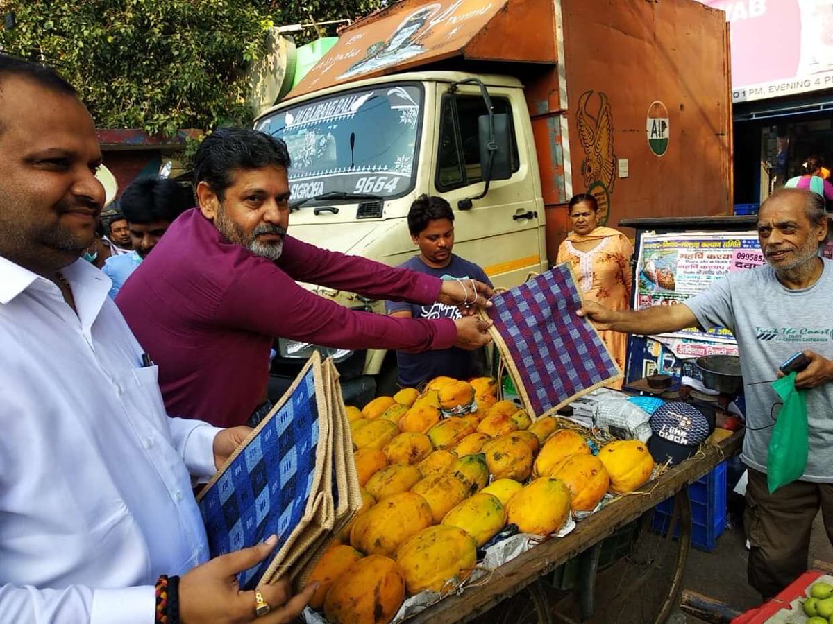 manishchbjp's tweet photo. रोहिणी ज़ोन उपायुक्त श्री@gopinew मार्किट असोसिएशन के प्रधान श्री विजयपाल जी, मंडल अध्यक्ष श्री नवल चाचा जी के साथ गांधी संकल्प यात्रा के दौरान स्वच्छता अभियान व #SingleUsePlastic की जगह कपड़े का बैग इस्तेमाल करने के लिए जागरूक किया साथ ही कपड़ा बैग वितरण किया। #SwachhBharatDiwas https://t.co/3mHo3Etxdi