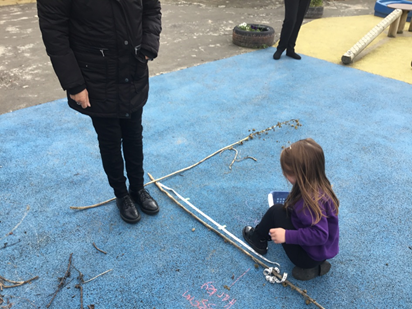 TillyElc's tweet photo. #MathsWeekScotland Nursery #Measuring #Unitsofmeasure #Comparesizes #Mathematicallanguage https://t.co/4jNFLAE7DI