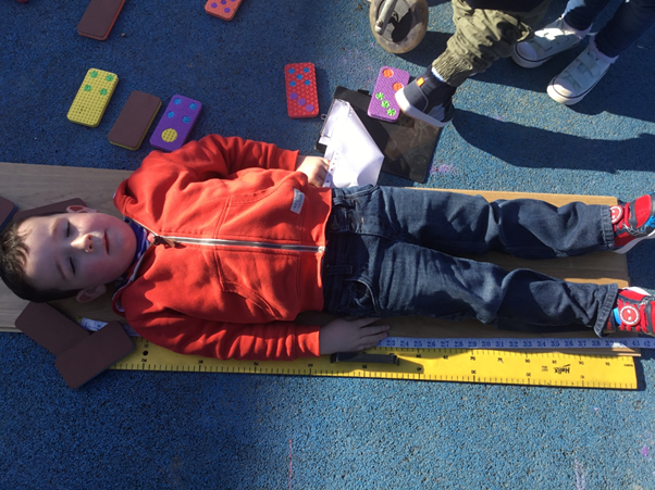 TillyElc's tweet photo. #MathsWeekScotland Nursery #Measuring #Unitsofmeasure #Comparesizes #Mathematicallanguage https://t.co/4jNFLAE7DI