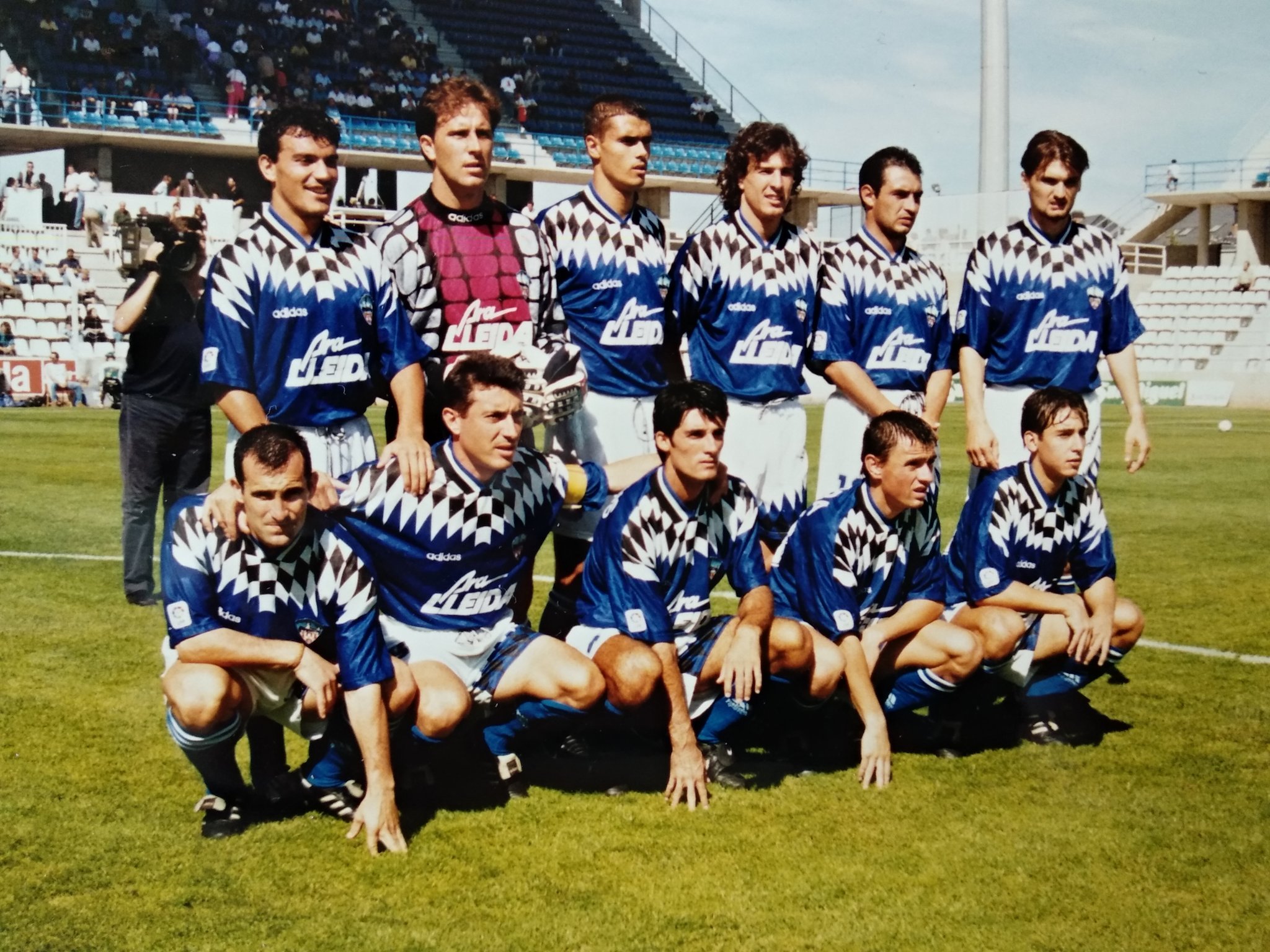 FOTOS HISTORICAS O CHULAS DE FUTBOL - Página 12 EF3p2dzX0AgkGf0