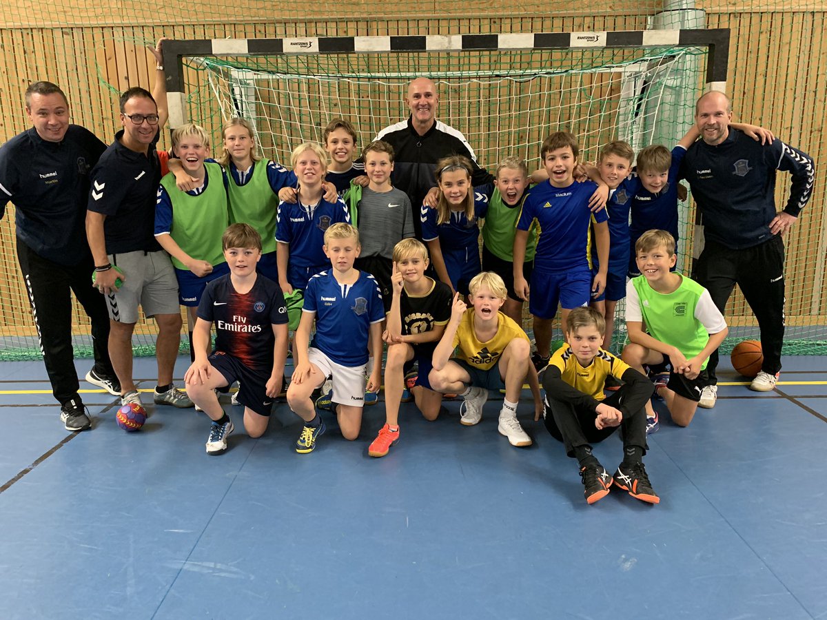 IKSund's tweet photo. Igår var kungen av 3-2-1 i svensk handboll, @dragan_11 , och förmedlade sina stora kunskaper i denna ädla försvarskonst från Balkan till våra P07:or och en stor kader av våra ungdomsledare.
Mycket inspirerande! https://t.co/XwnGEAxtf1