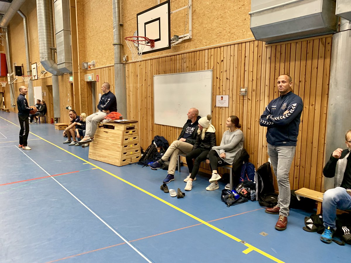 Igår var kungen av 3-2-1 i svensk handboll, @dragan_11 , och förmedlade sina stora kunskaper i denna ädla försvarskonst från Balkan till våra P07:or och en stor kader av våra ungdomsledare.
Mycket inspirerande!