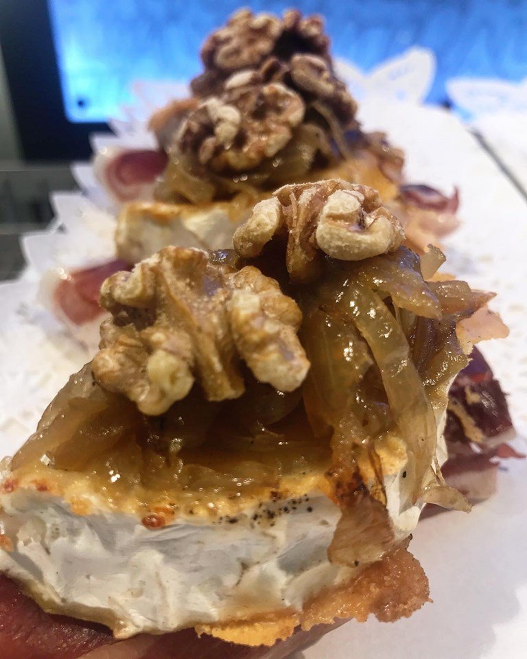 DanishXBT's tweet photo. Recién salidos de la cocina... ¡a ver cuánto duran! 😋
#bidebide #pintxos #raciones #fingerfood #donostia #sansebastian #aperitivo #afterwork #bar #sansebastianfood #foodies #foodpic https://t.co/0Y6uHUoSvn