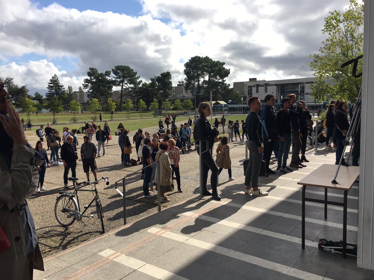 univbordeaux's tweet photo. Le campus de #Pessac s’est animé avec ce concert dans le cadre des #Campulsations @Crous_Bordeaux avec le chœur @orchestreONBA qui jouait avec le musicien @Obsimo_Music https://t.co/1CFWPgx7WT