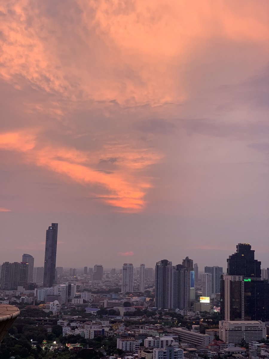 niannelynn's tweet photo. Not a vanilla sky. #Bangkok #sathorn @AnantaraSathorn #zoomskybar https://t.co/gMkq8RBlYg