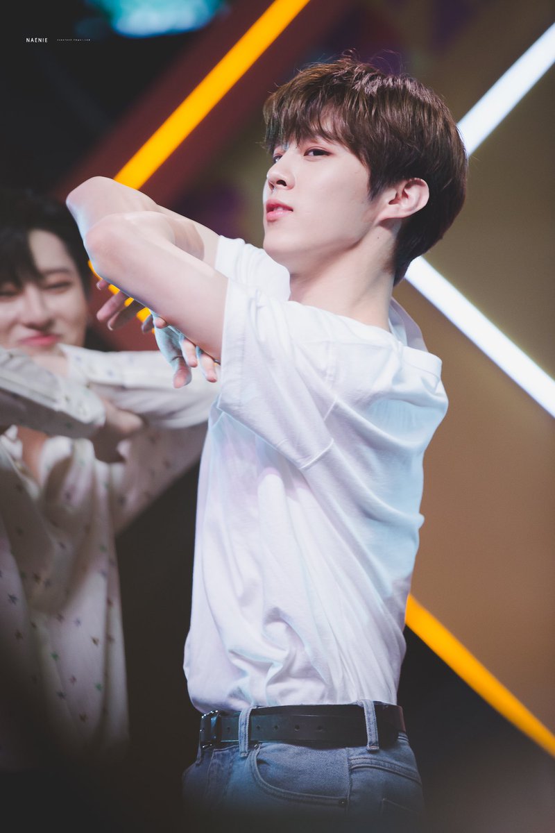 Naenie_N2's tweet photo. [HQ] 190929 ความ S Line ของน้องแง้ว 🐱#김우석 #우석 #kimwooseok #엑스원 #X1 #엑스원
#KCON2019THAILAND #KCON19TH https://t.co/J1WC7feDRy