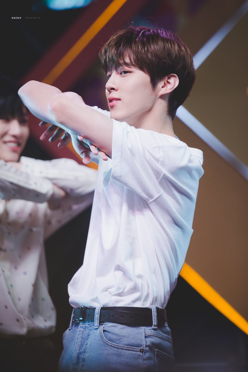 Naenie_N2's tweet photo. [HQ] 190929 ความ S Line ของน้องแง้ว 🐱#김우석 #우석 #kimwooseok #엑스원 #X1 #엑스원
#KCON2019THAILAND #KCON19TH https://t.co/J1WC7feDRy
