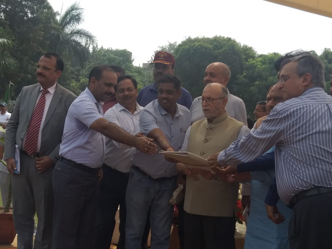 NorthDMCSwachh's tweet photo. Tripartite MoU for setting up plant for conversion of plastic waste to street tiles, between Indian Institute of Petroleum led by Dr Anjan Ray, DDA, and MCD, in the presence of Honble LG Delhi #SwachhtaDivas #PlasticfreeIndia #swachhsarvekshan @LtGovDelhi https://t.co/cEhYSZB9hT