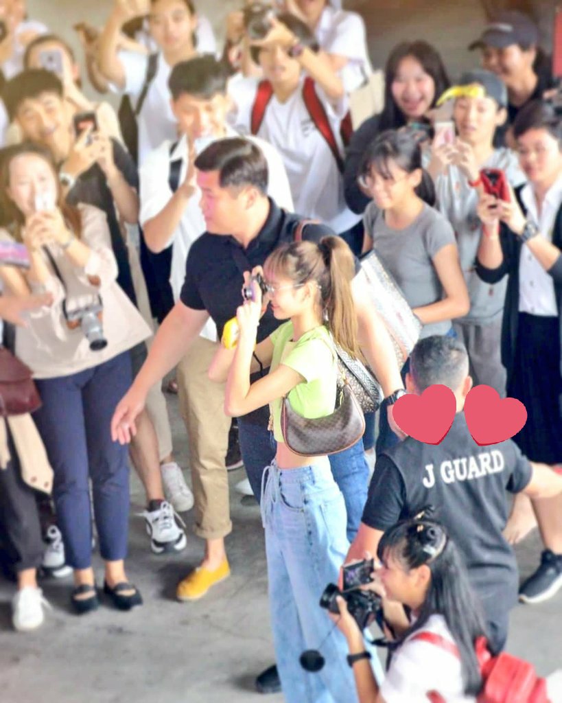 groovelalisa's tweet photo. TANGINA NYO AYAN NA ALAM NG JOWANG PAGKAKAGULUHAN BABY NYA KAYA AYAN MAY PAG BODY GUARD SI BANSOT HAHAHAHAH #JGUARD
#WelcomeLisaxAIS https://t.co/EhOWDDF1gP