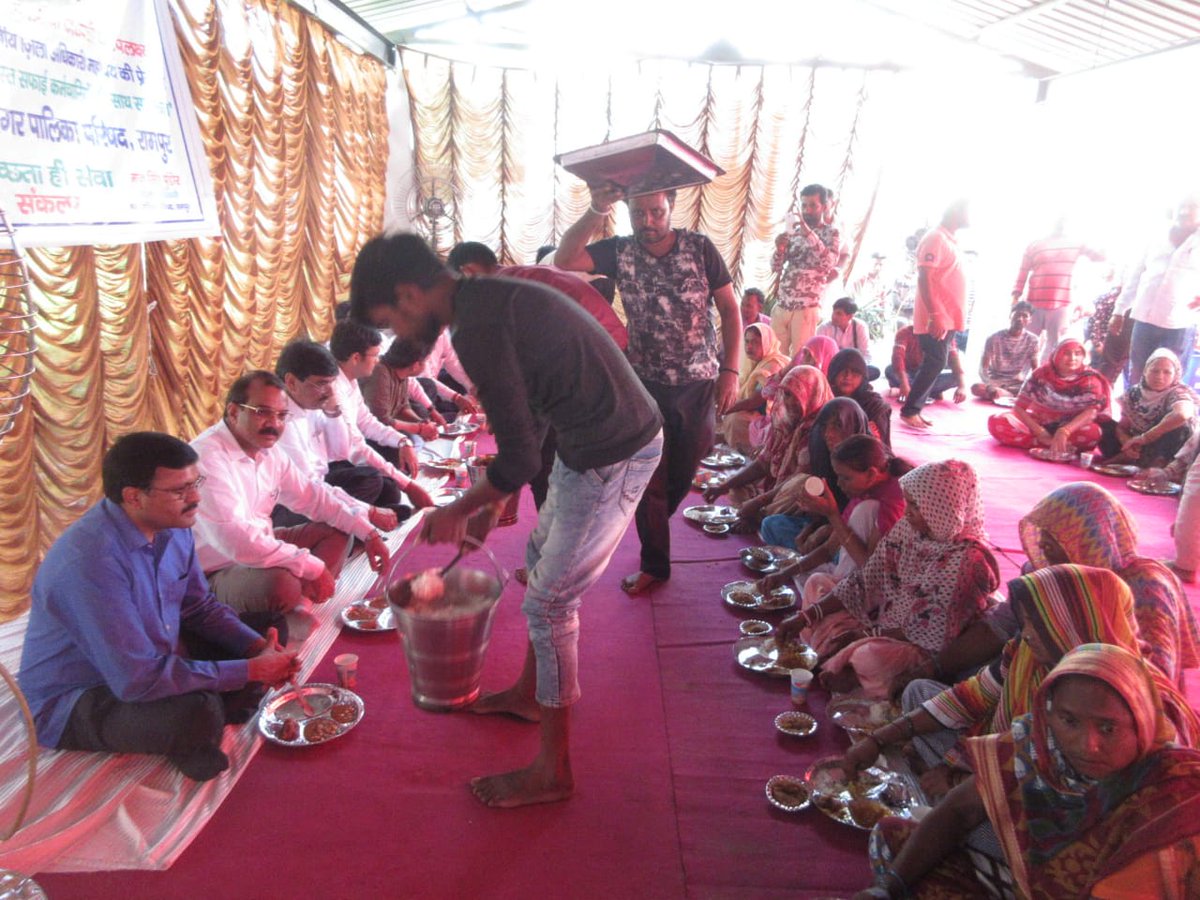 DeoRampur's tweet photo. नगर पालिका परिषद रामपुर के परिसर में सफाई कर्मियों के साथ सहभोज का आयोजन किया गया। https://t.co/GmrlGftJpj