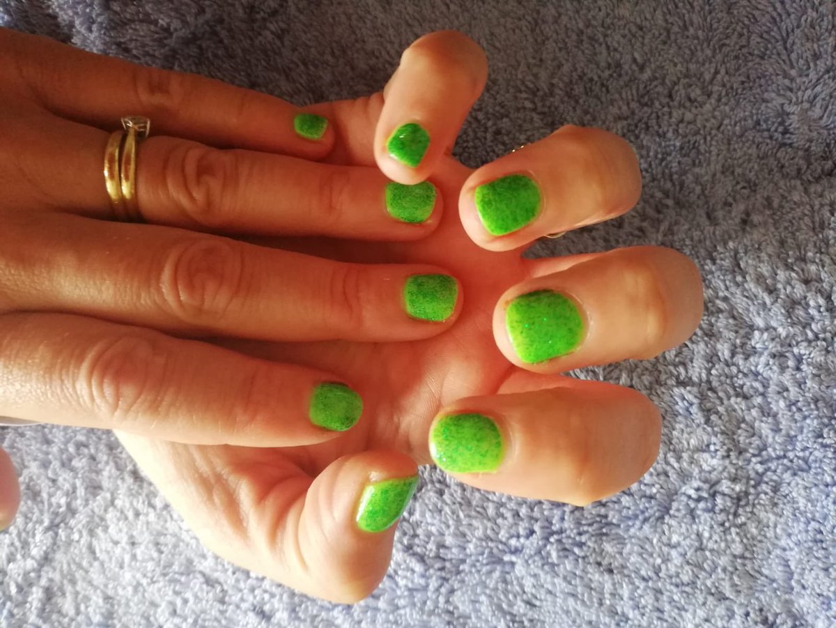 Yep we’re going large on the green theme!! Anna &amp; Emma have both had their nails painted free by our lovely Coach Laura! 💚💚 #mentalhealthrunner #mentalhealthrun
#runningformentalhealth #keeprunning #runforyourlife #happyrun