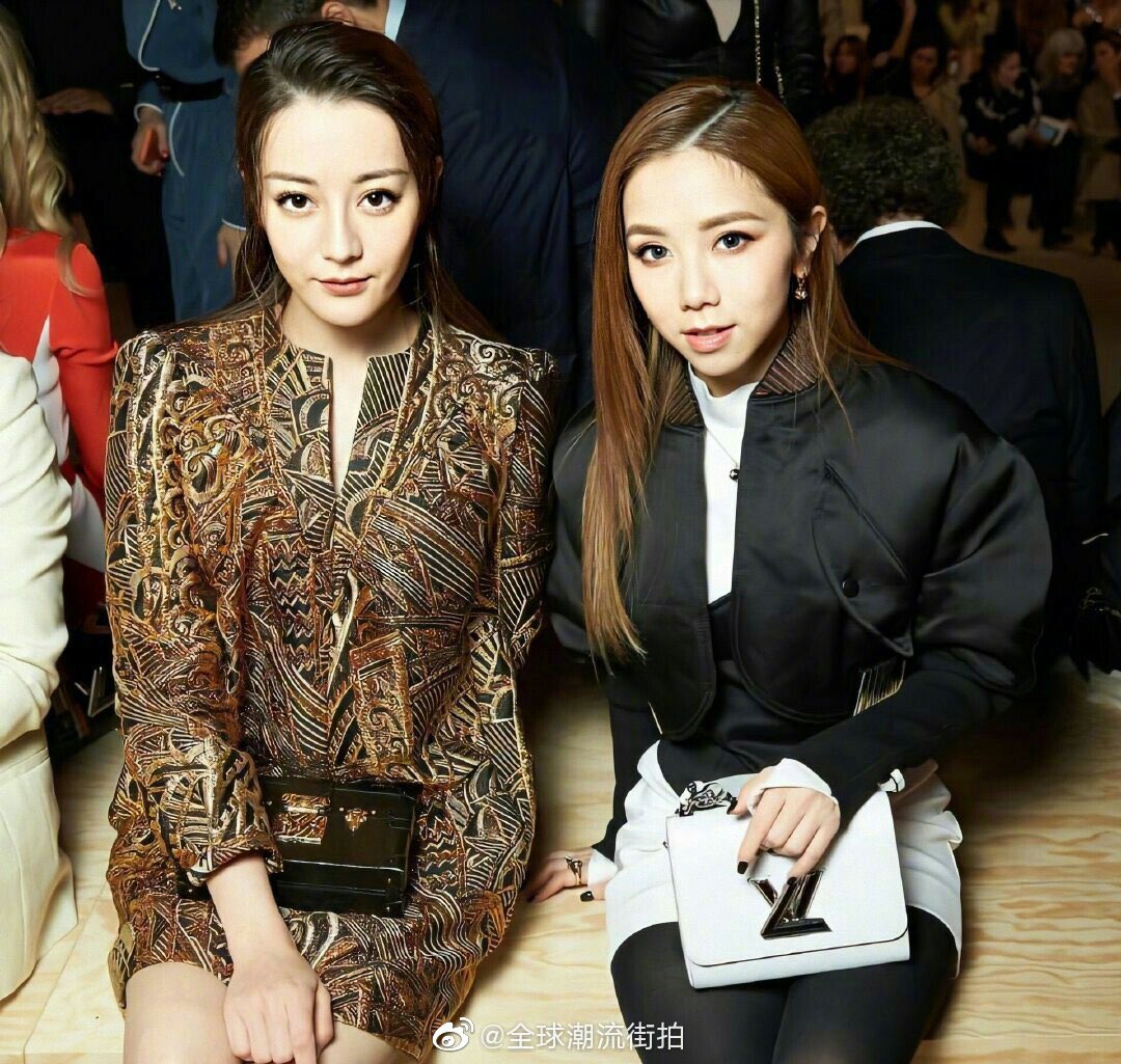 dilireba_'s tweet photo. #Dilireba with GEM #DengZiqi at the #LVSS20 show at Paris Fashion Week

#迪丽热巴 #dilraba #pfw https://t.co/lHinB1Btr5