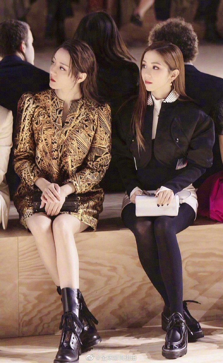 dilireba_'s tweet photo. #Dilireba with GEM #DengZiqi at the #LVSS20 show at Paris Fashion Week

#迪丽热巴 #dilraba #pfw https://t.co/lHinB1Btr5