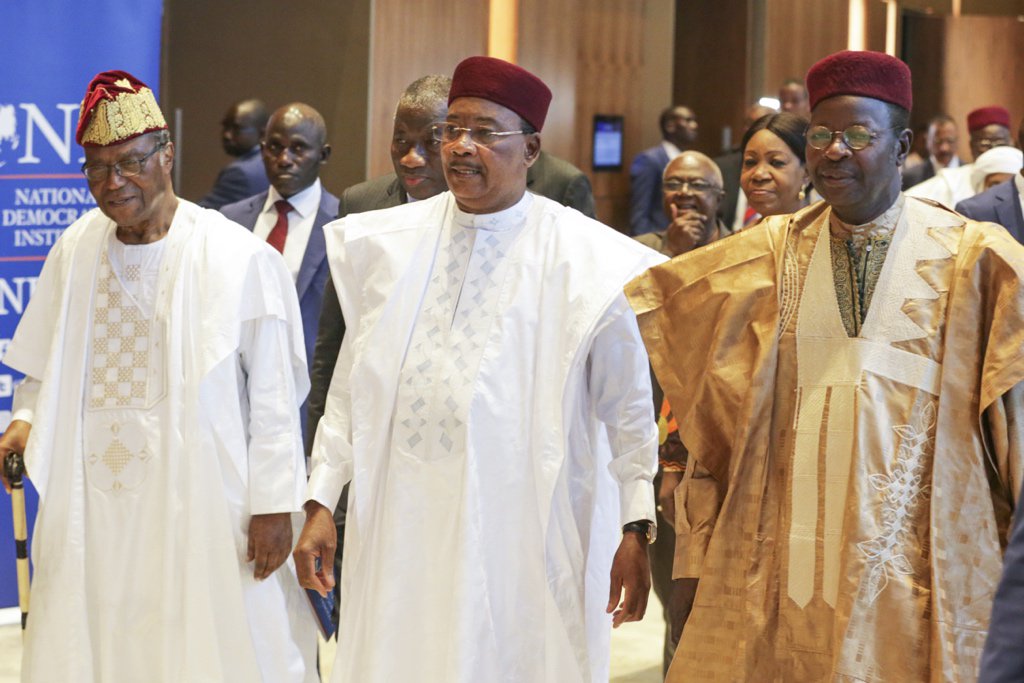 J’ai été honoré de présider ce matin à #Niamey, la cérémonie d’ouverture du sommet sur le constitutionalisme pour la consolidation de la démocratie en #Afrique, organisé par le <a href="/NDI/">National Democratic Institute</a>, en présence d’anciens Présidents et Chefs d’Etat africains. (1/2)