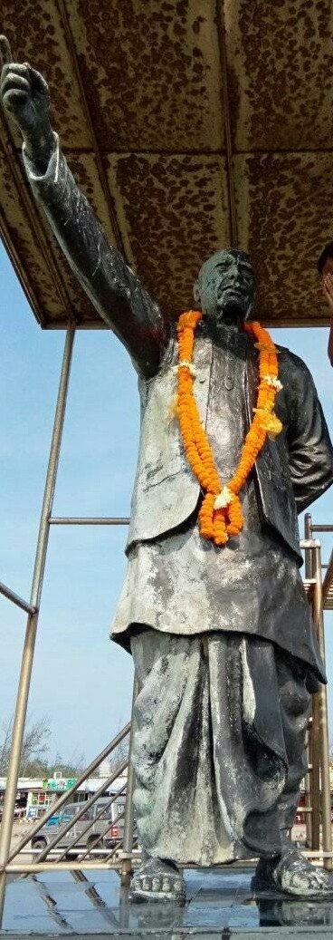 ritarani_seth's tweet photo. ବିଜେଡି ସାରା ରାଜ୍ଯରେ ପଦଯାତ୍ରା କରୁଥିବାବେଳେ କାକଟପୁର ନିର୍ବାଚନ ମଣ୍ଡଳୀ ଅନ୍ତର୍ଗତ କୋଣାର୍କ ନିକଟସ୍ଥ ଚନ୍ଦ୍ରଭାଗାରେ ଥିବା ପ୍ରବାଦ ପୁରୁଷ ବିଜୁ ପଟ୍ଟନାୟକଙ୍କ ପ୍ରତିମୂର୍ତୀ ଆଜି ଜରାଜୀର୍ଣ୍ଣ ଅବସ୍ଥାରେ। https://t.co/Bz6RjOCD7W