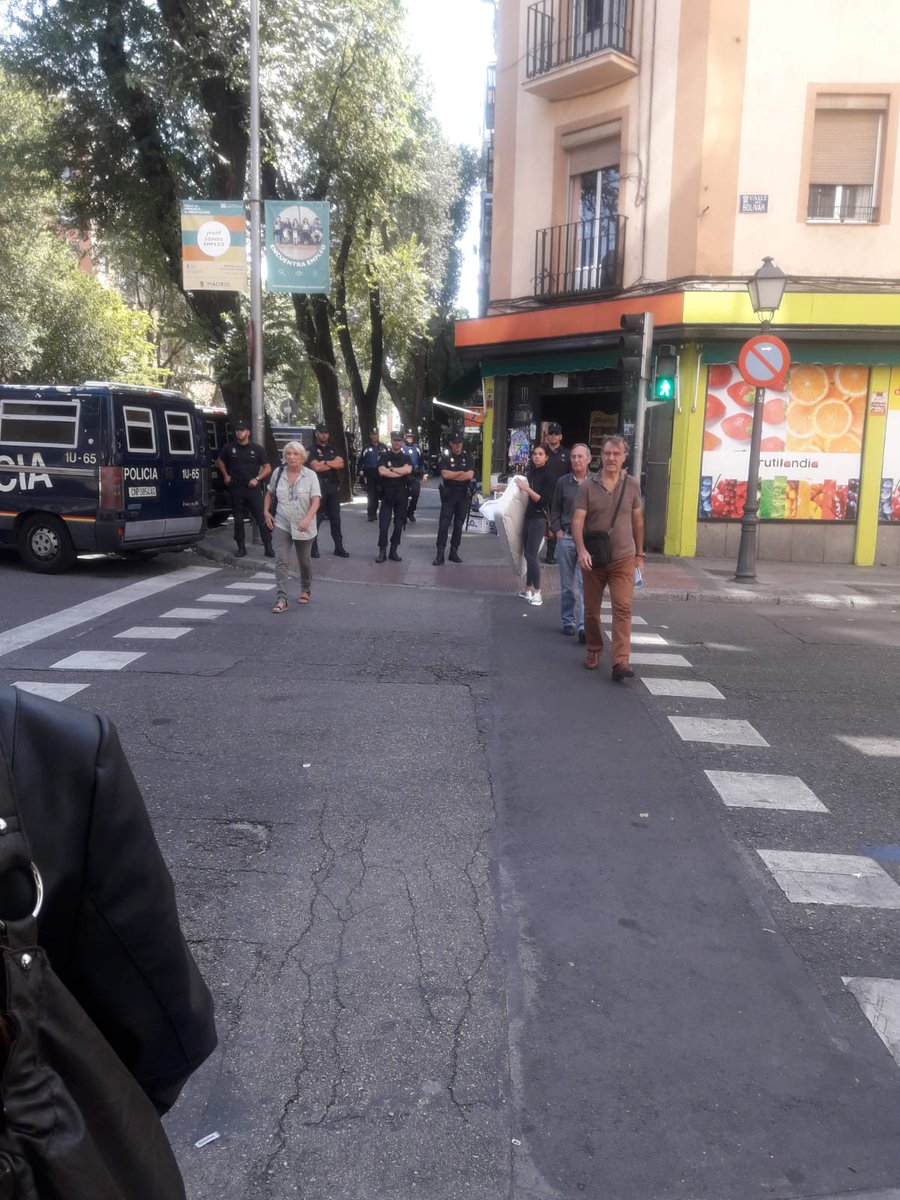 Imposible negociar con Divarian/ <a href="/bbva/">BBVA</a> en #CoralSeQueda 
Será que se siente más fuerte ahora que le hemos pagado el rescate toda la ciudadanía madrileña su rescate con #OperacionChamartin 

No descansaremos hasta el fin de los desahucios
#TremendaManiVivienda
#ManiVivienda5_O