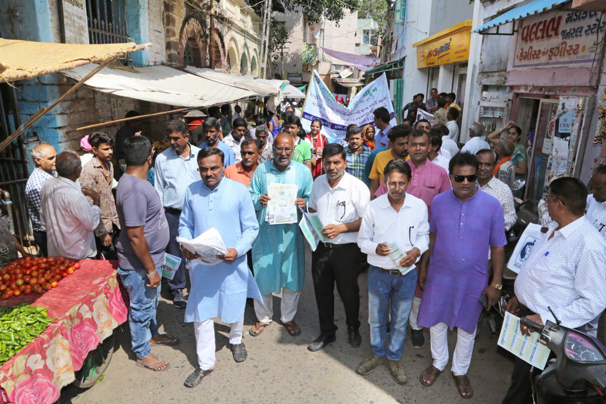 MandviCo's tweet photo. #swachhtaHiseva mandvi swachhta rally by nagarpalika and NCC unit (Army), cloth bag distributed by Np to citizens and shop owners.@CollectorKutch @dc_mundra @KutchDdo @Mehulsh18720963 https://t.co/nWNNtPpG3O