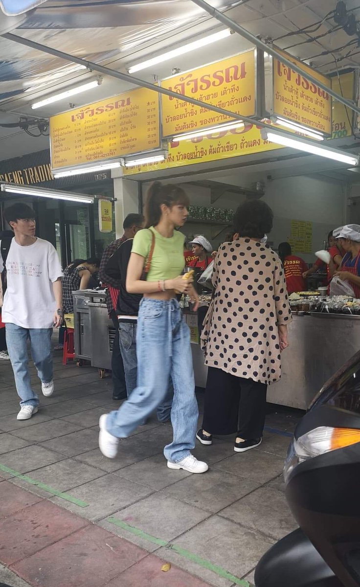cherry_bb1's tweet image. ลิซ่าคือซุปตาร์ที่เรียกได้ว่าก้าวไประดับโลกได้แบบเต็มภาคภูมิแล้วนะ คือไม่ใช่แค่kpopแล้วไง น้องไปไกลกว่านั้นมาก แต่ดูที่น้องทำสิ ติดดินมาก น่ารักเสมอต้นเสมอปลายกับทุกคน ยิ่งในไทยคือทำตัวสบายๆมากอ่ะ อยากไปไหนทำไรก็จะไป ถ้ามีเวลาพอนะ ลืมไปรึปล่าวว่าตัวเองน่ะดังมากนะลิซเอ้ย😂😂