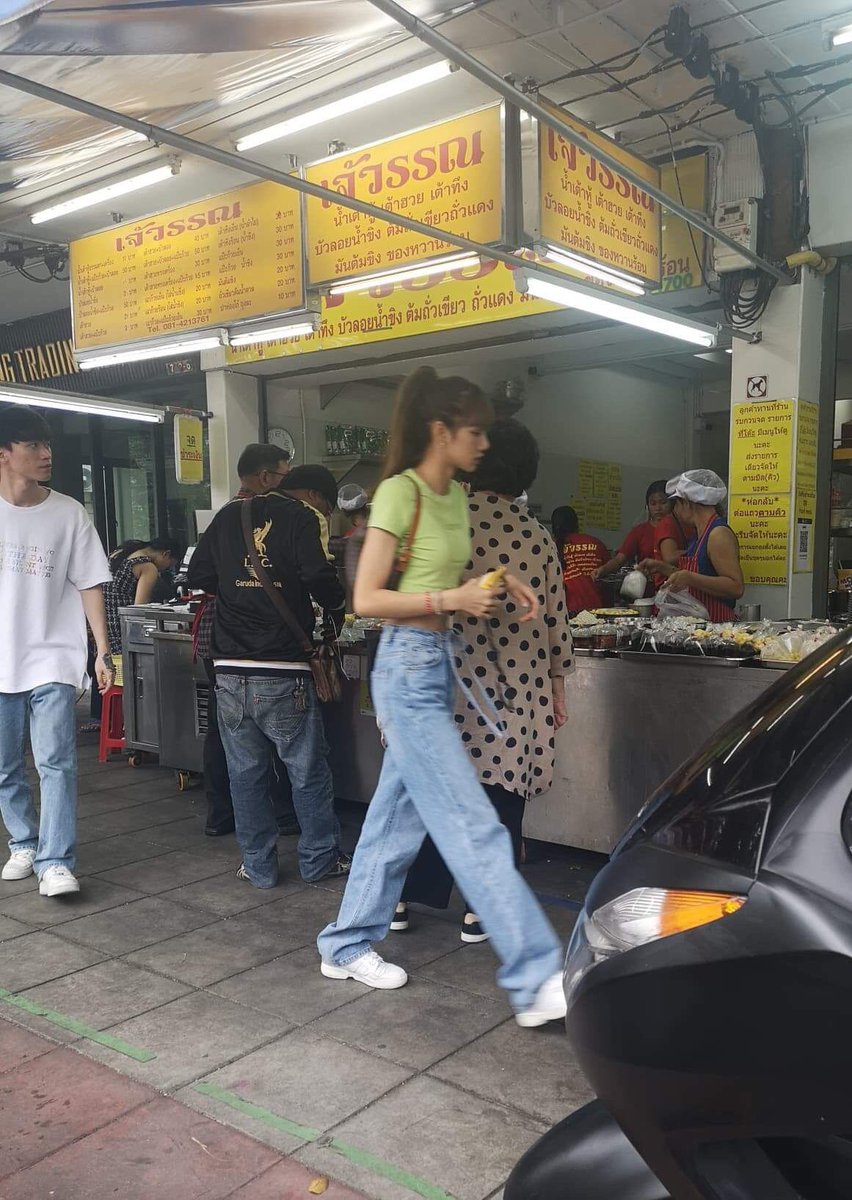cherry_bb1's tweet image. ลิซ่าคือซุปตาร์ที่เรียกได้ว่าก้าวไประดับโลกได้แบบเต็มภาคภูมิแล้วนะ คือไม่ใช่แค่kpopแล้วไง น้องไปไกลกว่านั้นมาก แต่ดูที่น้องทำสิ ติดดินมาก น่ารักเสมอต้นเสมอปลายกับทุกคน ยิ่งในไทยคือทำตัวสบายๆมากอ่ะ อยากไปไหนทำไรก็จะไป ถ้ามีเวลาพอนะ ลืมไปรึปล่าวว่าตัวเองน่ะดังมากนะลิซเอ้ย😂😂