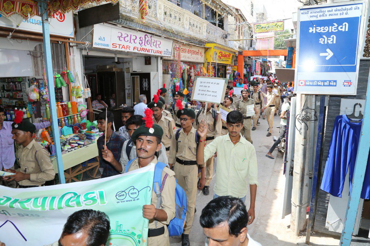 MandviCo's tweet photo. #swachhtaHiseva mandvi swachhta rally by nagarpalika and NCC unit (Army), cloth bag distributed by Np to citizens and shop owners.@CollectorKutch @dc_mundra @KutchDdo @Mehulsh18720963 https://t.co/nWNNtPpG3O
