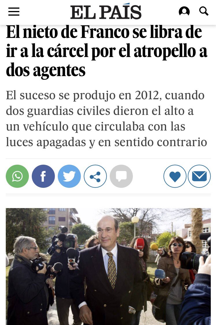 G_Pisarello's tweet photo. Guardias civiles encañonados con una escopeta, su coche destruido y dos de ellos atropellados.

Pasa en el País Vasco o Catalunya y tenemos terrorismo, rebelión, y lo que haga falta. Pero aquí era el nieto de Franco. Todo en orden.

https://t.co/s5Q5A2z8Xh https://t.co/BK5xv4agO0