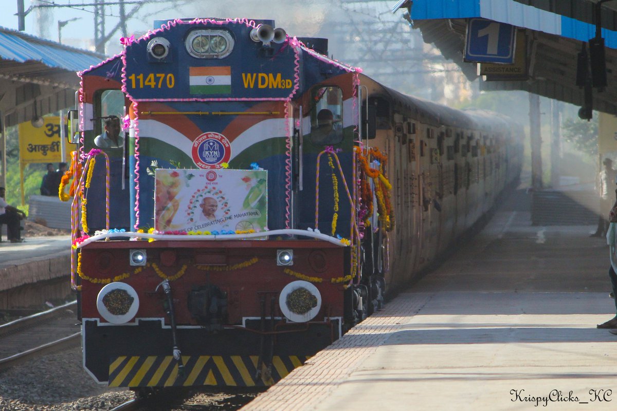 Decorated Kalyan WDM3D 11470 on the occasion of Gandhi Jayanti pulls Hyderabad bound Mumbai Hyderabad Express! @Central_Railway @GM_CRly