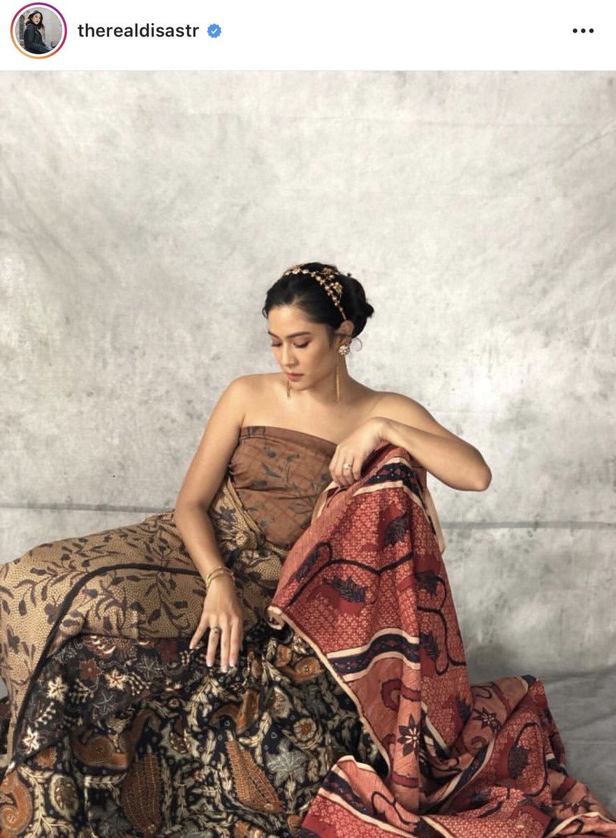falla_adinda's tweet photo. Ketika hari batik atau hari kartini, semua berlomba post foto dengan batik atau kebaya.
Cantik-cantik banget.
.
.
Hingga semua ambyar ketika Dian Sastro sudah post foto. https://t.co/dXox9EYw68