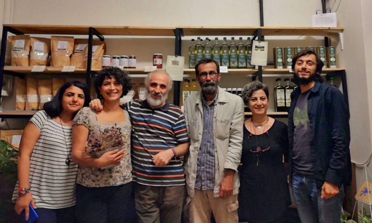 yerdenizkoop's tweet photo. Refikler Çiftliği'nden dostlar ziyaretimize geldiler, kooperatifçilik, dayanışma, kır kent ağı derken verimli bir sohbet oldu 👌
#refiklerçiftliği #kırkentağı #kooperatifçilik #dayanışmaekonomisi #yerelürünler #bayramiç #biraradayız #birliktegüçlüyüz #yaşamıbirlikteörgütlüyoruz https://t.co/FyYMSYuBnI