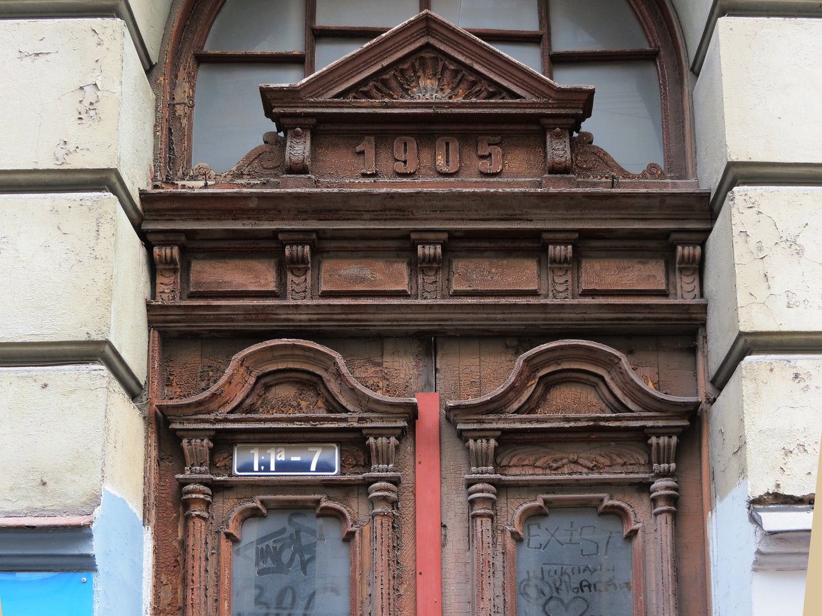 Riga_Type's tweet photo. Elizabetes iela #TypeInRiga #durvis https://t.co/yUWZaCl085